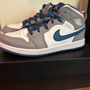 Nike Air Jordan 1 MID Boys Shoe